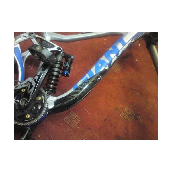 自転車フレーム専用に特別に設計されたハイグロスカーボンファイバーフレームプロテクター。RockGuardZ Realカーボンファイバーフレームプロテクターは、フロントタイヤのロックストライクや破片が高価で構造的な損傷を引き起こす可能性が最も...