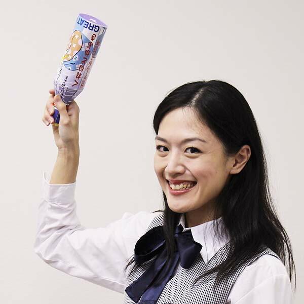 【商品番号】 No.1698  ＜5個セット＞片手で振り降ろし投げテープ　6色テープがグレイト100本  【内容】　ボトルを上から大きく振りおろすと、テープが飛び出す「ビン型投げテープ」。  5mの6色紙テープがなんと100本も入ったド迫力...