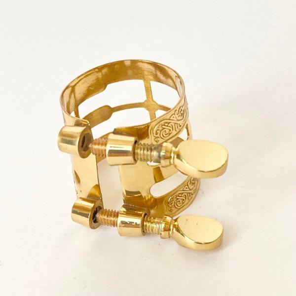 コンパクトで耐久性のあるサックスリガチャー！アルトサックスのマウスピース用に設計されております。リードにマウスピースに固定できますダブルスクリュー設計で、直径の調整が簡単で、取り付けと取り外しに便利です。