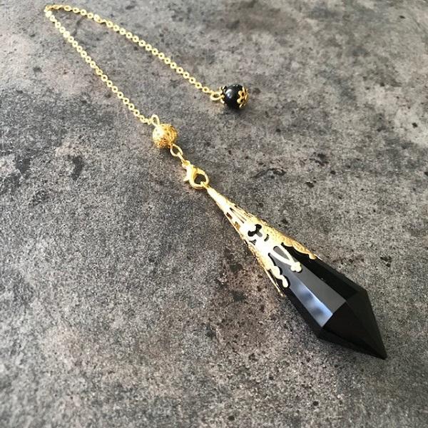 黒曜石を使用して制作されたペンデュラムです。綺麗にカットされ艶やかで美しい面持ちの黒曜石ペンデュラム。黒曜石はオブシディアンという名でも天然石の種類のひとつとして有名ですが、天然の石、ではなく火山が起こって吹き出た溶岩が急速に冷却した際に結...