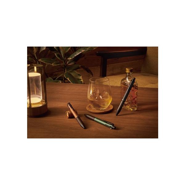 ウイスキーを熟成した樽材をペン軸に再利用した「ピュアモルト」シリーズの、“クセになる、なめらかな書き味。”の「ジェットストリーム」リフィル搭載モデルです。「ピュアモルト」シリーズについてサントリーウイスキーの樽として使われたオーク材。何十年...