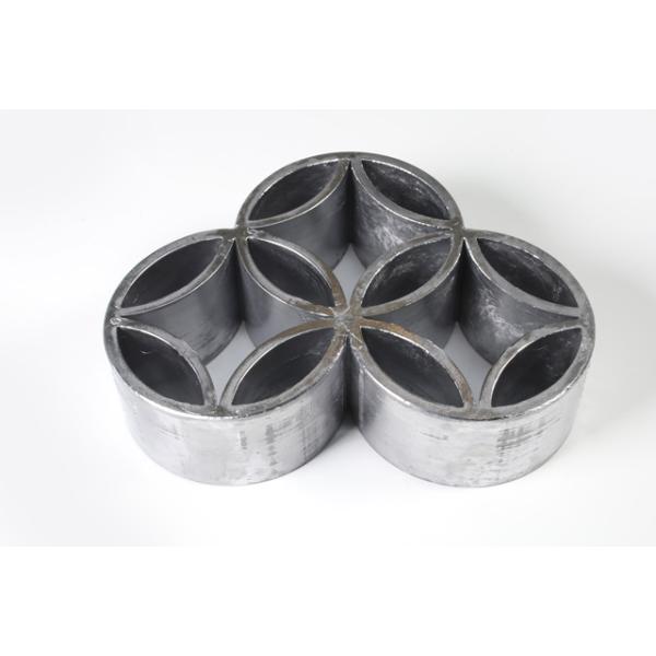 「花留め」という伝統的な形をした挿し口。台には、取り外し可能なゴム付き。使用時に安定させ、花器を傷つけにくくします。サイズ：107×90×H26mm台の材質：鉛