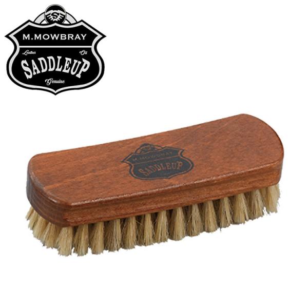 Saddle Up Pig Brushツヤ出し、仕上げ用の豚毛ブラシです。馬毛ブラシである、別売りの「SADDLE UP ホースブラシ M」に対し、毛足が短く、コシのある豚毛を採用しているため、ブーツに対してクリームやオイルを塗り込んだ後の...