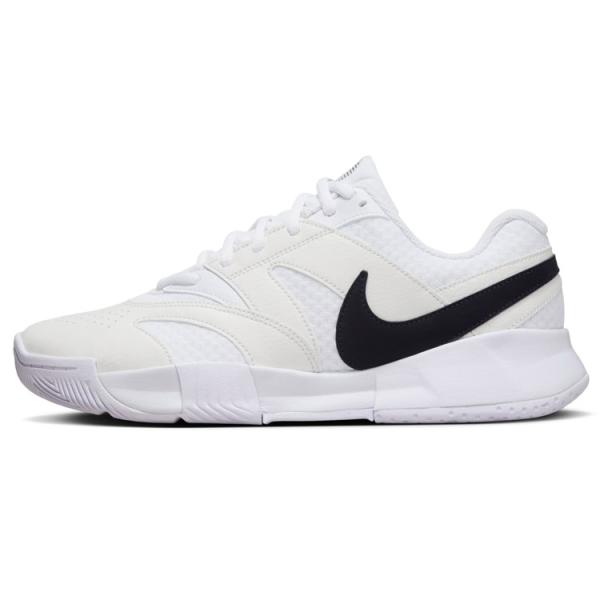 ナイキコート ライト 4は、スプリットセットから抜け出した後にボールを拾うときも、ドロップショットを打つときも、ライン際のボールに向かって猛スピードで走るときも、サービスゲームのキープをサポートする一足。 長時間のラリーの途中でも、耐久性に...