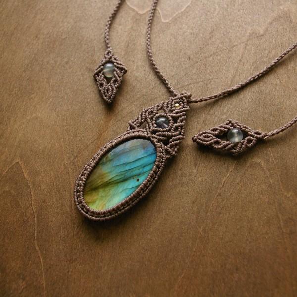 マルチカラーラブラドライト・アイオライト（9月誕生石）マクラメ