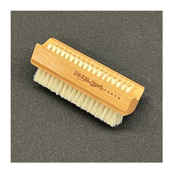 オモテ面(毛の長い方）で手の平や甲、指紋に入った汚れまでしっかり落とすことができ、隅々までキレイに洗い上げることが出来ます。ウラ面(毛の短い方)は爪のあいだの汚れを取るのに適しています。ウイルスや細菌の除去にも効果的です。天然の毛材の為、化...