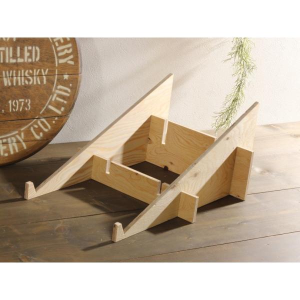 様々な木箱に対応できるマルチタイプの業務用 傾斜台を作りました！この傾斜台は、溝が４本入っており組替えるだけで、大小様々な大きさの木箱に対応できる便利アイテム♪傾斜台と木箱を複数ご購入頂き並べれば横方向への拡張も可能ですので圧巻のディスプレ...