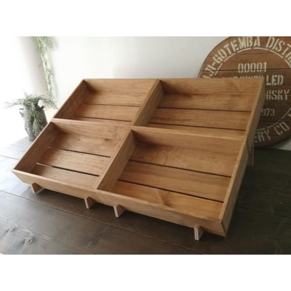 便利な木箱付きの傾斜台セットです！この傾斜台は溝が４本入っており組替えるだけで大小様々な大きさの木箱に対応できる便利アイテム♪セパレートタイプの傾斜台なので傾斜台と木箱を複数ご購入頂き並べれば横方向への拡張も可能ですので圧巻のディスプレイも...