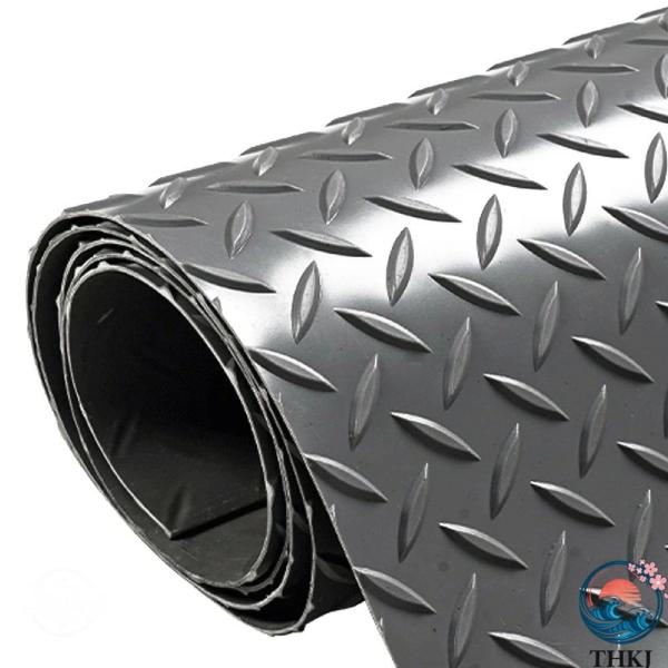 色:レッドサイズ:?1.2x5m梱包重量:?3000 グラム? 【厚みのあるPVC素材】: ガレージマットは厚さ1.6mmのPVC素材で作られており、耐摩耗性、耐裂性、両面防水性に優れ、長寿命です。? 【滑り止めテクスチャ】: フロアプロテ...