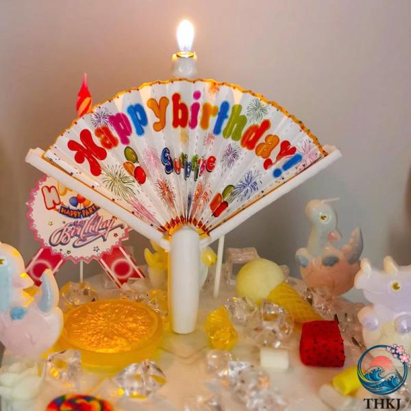 【楽しいサプライズ】10〜20秒で扇形のバースデーキャンドルが「パン！」自動的に点灯し、暖かい炎が消えません。これらのユニークなサプライズデザインは、お祝いの時間を決して忘れさせません。誕生日パーティーのスターを笑顔にしましょう！ 【忘れら...