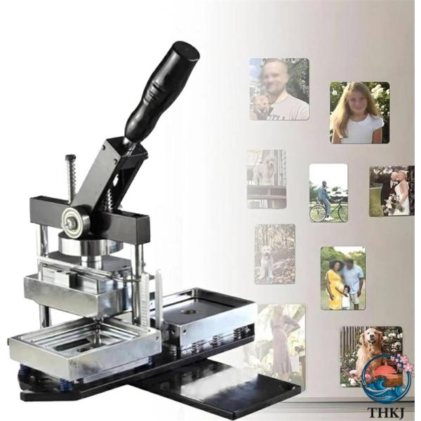 【多機能マグネットメーカー】クリスマスや誕生日のプレゼント作りにも使えます。生活の中の風景や美しい写真を録画し、冷蔵庫や好きな場所に貼り付けることができます。 ? 【時間と労力を節約】冷蔵庫マグネット製造機は高強度エンジニアリング材料で作ら...