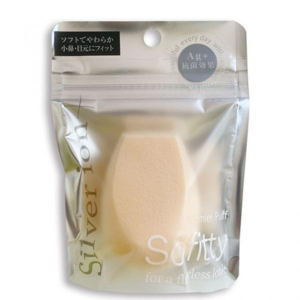 水を含ませると大きくなり、もっちりとした肌触り濃密なパフがリキッドもパウダーにも驚くほど吸着し、ノリが良くナチュラルな仕上がりに。