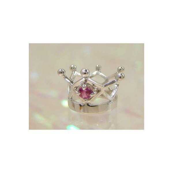 ちいさな王冠がかわいい男の子向きのベビーリング■誕生石：ルビー（07月の誕生石）■刻印できる文字数：18文字■刻印できる文字：英数字（大文字）「＆」「スペース」「：」「.」■リング：プラチナ900/縦10mm×横9mm×高7mm/約0.9g...