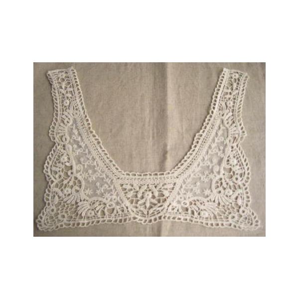 サイズ約31cm×21cm襟内回り約40cm。※入荷の時期により5cmほど異なる場合があります。あらかじめご了承ください。1枚の価格です。生成り色。※チュール部分と多少色合いが異なる場合があります。※ブラウザの設定により多少異なってみえる場...