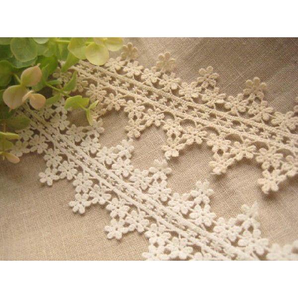 小さなお花をちりばめた清楚なデザインが素敵♪二つ折りにして、バイヤスのような使い方もおすすめ！幅約50mm。綿100%1mカット。お一人様各色1点限りとさせていただきます。※こちらは初めてのお客様のお試し価格となります。長いメートル数をご希...