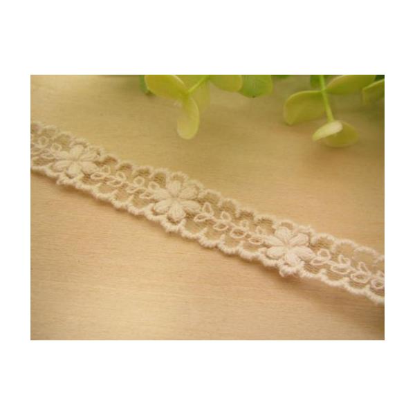 可憐で繊細なお花のデザインが可愛い細幅チュールレース。「ブラック」が入りました。幅：約13mm前後※ロットや入荷時期より多少異なる場合があります。多少の染色のむらがある場合もございます。色：生成り・ブラック※ブラウザの設定により多少異なって...