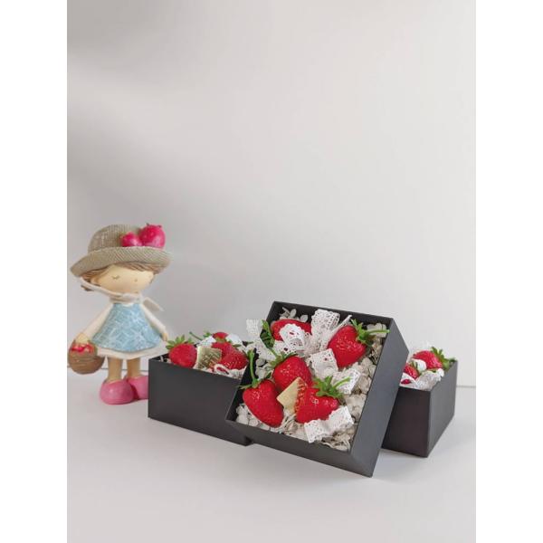 あじさいのプリザーブドフラワーとフェイクのいちごを使用した、可愛いいちごBOX♪枯れないお花、プリザーブドフラワーはお部屋のインテリアはもちろん、お誕生日、母の日、記念日のプレゼント、ディスプレーなどにとってもおすすめです●サイズ　約　縦5...