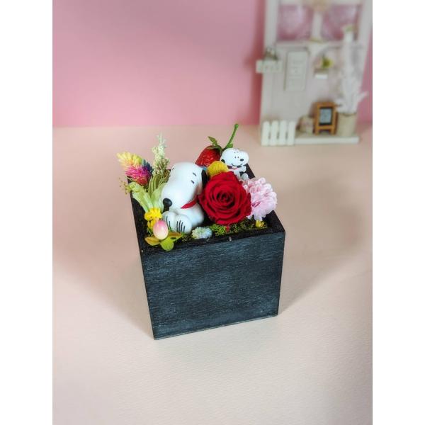 アンティーク調の花器にレッドローズとスヌーピーモチーフをたくさんアレンジした華やかなBOXです♪枯れないお花、プリザーブドフラワーはお部屋のインテリアはもちろん、お誕生日、母の日、記念日のプレゼントなどにとってもおすすめです※ディスプレーは...