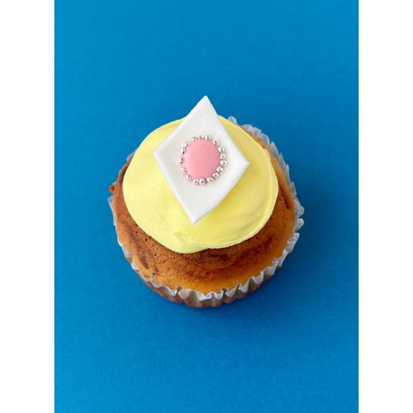 冷凍便でのお届け宝石のモチーフで飾ったバニラとココアのマーブルカップケーキです＊解凍方法　冷蔵庫で８〜10時間名称　カップケーキ（マーブル）原材料名　生クリーム、卵、小麦粉、砂糖、アーモンドプードル、ココアパウダー、ベーキングパウダー、バニ...