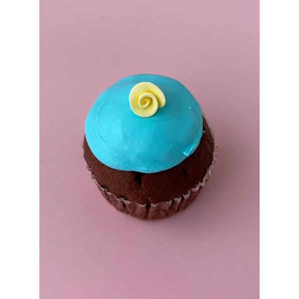 冷凍便でのお届け小さなバラを飾った甘さ控えめのココアカップケーキ＊解凍方法　冷蔵庫で８〜10時間名称　カップケーキ（ココア）原材料名　生クリーム、卵、小麦粉、砂糖、アーモンドプードル、ココアパウダー、ベーキングパウダーデコレーション部分　粉...