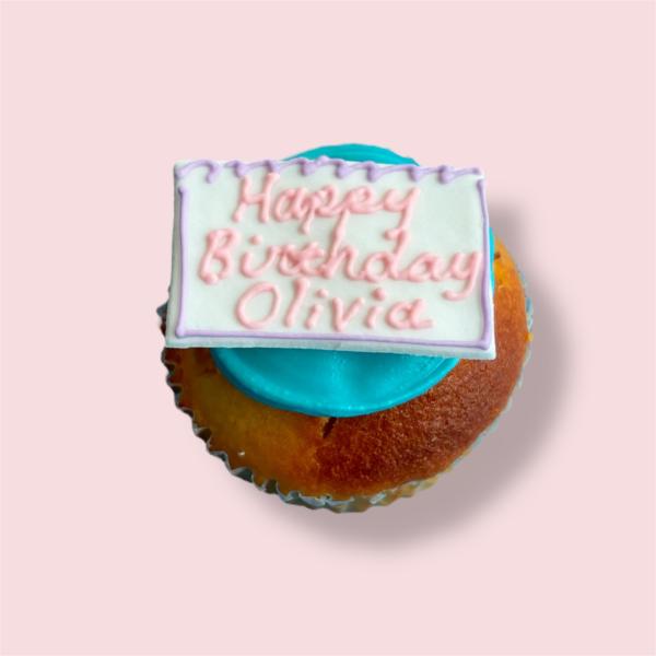 冷凍便でお届けバニラ生地のカップケーキにアイシングでデコレーションし、プレートにメッセージを入れることが出来ます。アルファベットで20文字以内となります。色合いはお任せとなりますので、ご了承くださいメッセージはご注文内容確認画面のストアへの...