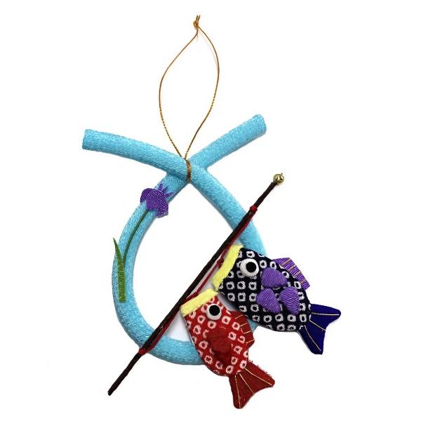 こどもの日のプレゼントに最適です。節句の祝いにぴったりの小さくて可愛いリース飾り♪ちりめん細工の縦13ｃｍ　　横約8.5〜11ｃｍ　厚さ約1.5ｃｍ