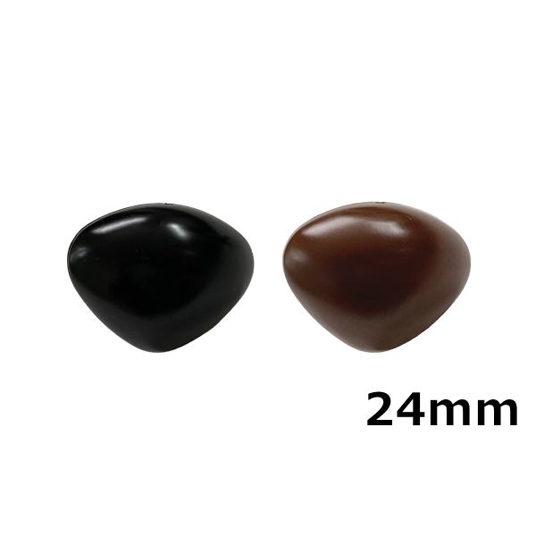 ぬいぐるみやあみぐるみの可愛いまっ黒な鼻♪表情をつくる目や鼻には品質の良いものを使いたいね♪逆三角形24ｍｍ×18ｍｍ　足の長さ15ｍｍ　足の直径5ｍｍ材質：スチロール・品質の良い国産です。・誤って飲み込まないように注意してください。・ボタ...