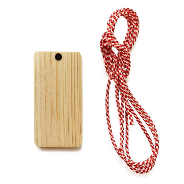 祭り木札・喧嘩札・縁起札・千社札・よさこい用無地札手書き、トナー転写ができます。木の種類：檜　サイズ：厚み約5ｍｍ〜6ｍｍ　約60ｍｍ×約30ｍｍ（穴直径約4ｍｍ）　中唐打紐：100ｃｍ1本・手作りのため形や大きさに若干のばらつきがあります...