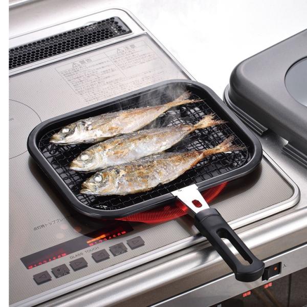 煙を抑えてふっくら！IH対応窓付きロースター煙を抑えながら、お肉も魚もおいしく焼き上げられるIH対応窓付きロースターです。直火はもちろん、IHクッキングヒーターにも対応しているので、ご家庭の調理環境を選びません。ガラス窓付きのフタなので、焼...