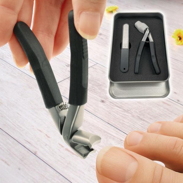 理想的な角度で負担を軽減！この爪切りは、斜めに角度がついたヘッドが最大の特徴。これにより、無理な体勢で足の爪を切る必要がなくなり、手首や腰への負担を大幅に軽減します。かがむのが辛い方や、腰痛持ちの方でも、楽な姿勢でスムーズに爪切りができます...