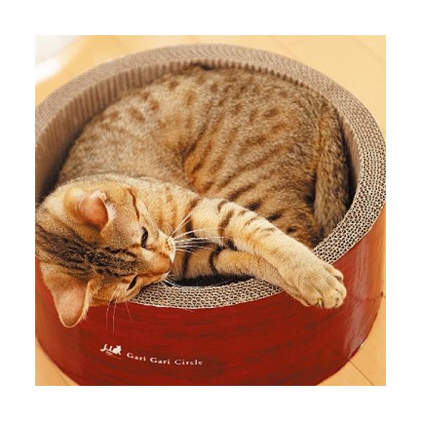 愛猫たちが最高にくつろげるように開発された愛猫専用の爪とぎです。愛猫がすっぽり丸くなってくつろげる、サークル型クラウチングタイプです。内側の爪とぎ素材は、硬質の底面（横目）と軟質の側面（縦目）があります。爪とぎ時の削りカスが飛び散りにくい構...