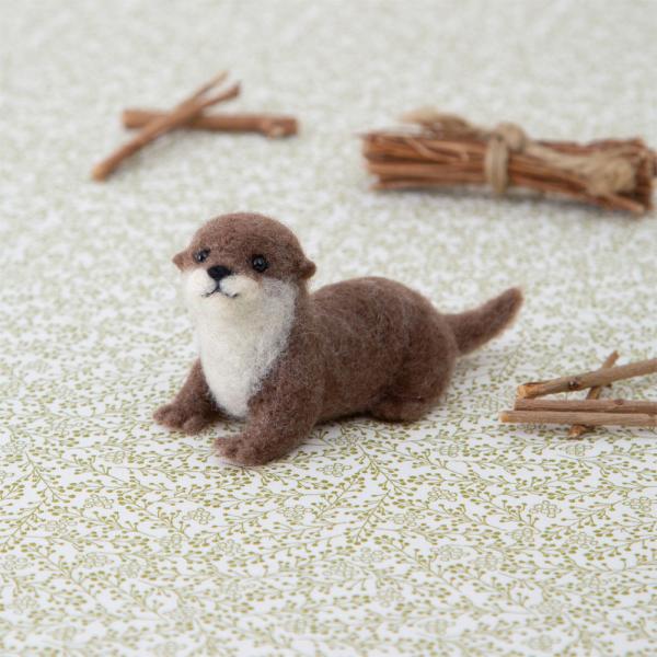 羊毛フェルト キット 中級者向け  ニードルフェルトでつくるカワウソ かわうそ 須佐沙知子 簡単 手作りキット ハマナカ 手芸ニードルフェルトでつくるどうぶつたちのフェルトキットになります。いろいろな角度からのわかりやすい完成写真付き。早く...