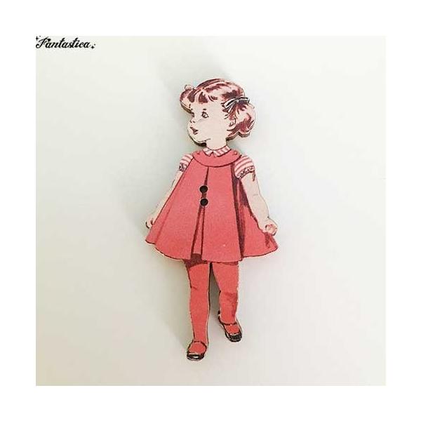 アトリエ・ボヌール・ドゥ・ジュール 木製ボタン 赤いドレスの女の子