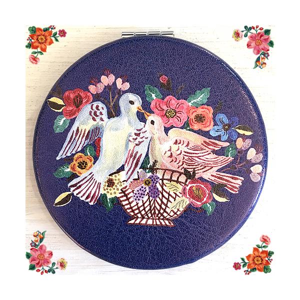 【クリックポスト発送可】<ご注文点数が多い場合は宅配便に変更となります>ナタリー・レテの描く、ポップ＆アーティスティックな世界がコンパクトミラーになりました！こちらは、フォークロア調の花々に囲まれ仲睦まじくよりそうつがい鳥をフィ...