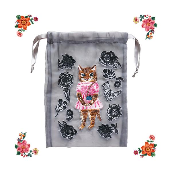 【クリックポスト発送可】<ご注文点数が多い場合は宅配便に変更となります>ナタリー・レテの描く、ポップ＆キッチュな世界がとびきりキュートなオーガンジー巾着になりました！こちらは、ナタリーの代表的キャラクター、茶トラ猫・プリンセス・...