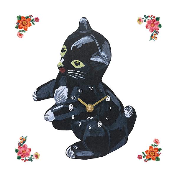 ナタリー・レテの描く、ポップ＆キッチュな世界が壁掛け時計になりました！こちらは、ころころフォルムも可愛らしい、金色瞳の黒猫さん人形をフィーチャーしたアーティスティックな一品。ナタリー独特のタッチ、荒々しくも美しい彩色の妙が、ダイカットされた...