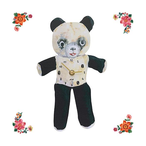 ナタリー・レテの描く、ポップ＆キッチュな世界が壁掛け時計になりました！こちらは、とぼけたお顔も愛らしいパンダさん人形をフィーチャーしたアーティスティックな一品。ナタリー独特のタッチ、荒々しくも美しい彩色の妙が、ダイカットされた時計盤面に見事...