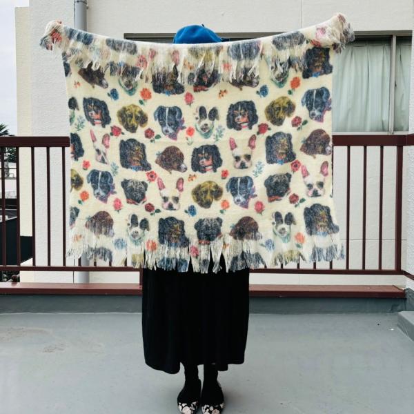 ナタリー・レテの描くポップ＆キッチュな世界が絢爛豪華なふわもこ毛布になりました！こちらは、お馴染みナタリー犬さんたちのお顔がずらり並んだ、ラグジュアリーな一品。毛足の間隙を縫うように、淡く着色されたナタリー・タッチのウルトラ・キッチュな存在...