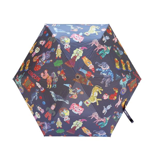 ナタリー・レテの描く、キッチュ＆ビザールな世界が美しい折り畳み傘になりました！こちらは、ナタリーのオーセンティック・アートをぞんぶんに堪能できるサーカス・モチーフの美麗なる一品。心曇りがちな雨模様のお出かけも、この一本を開くだけで、ほら、晴...