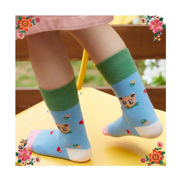 【クリックポスト発送可】<ご注文点数が多い場合は宅配便に変更となります>ナタリー・レテの描く、ポップ＆キュートな動物たちが美しい靴下になりました！こちらは、蜂蜜好きな子熊さんとどんぐり＆ハートをフィーチャーした一足。靴下上のキャ...