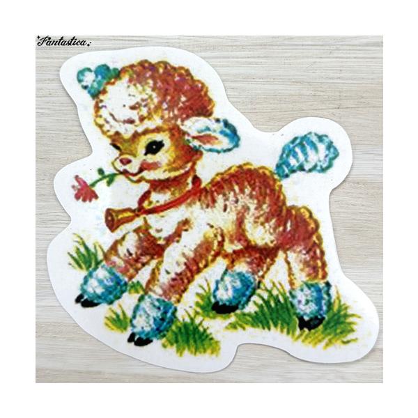 【クリックポスト発送可】レトロアニマルの型抜きステッカーが入荷しました！こちらは、赤いお花をお口にくわえた子羊さんが描かれた夢かわいいステッカー。防水タイプなのでキッチン周りや家具、お外の壁なんかにも貼れちゃう優れもの。大切なお友だちへのプ...