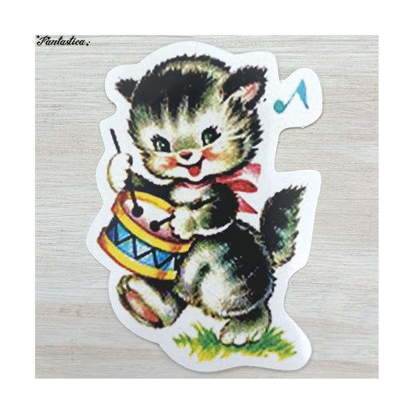 【クリックポスト発送可】レトロアニマルの型抜きステッカーが入荷しました！こちらは、楽しそうに小太鼓をたたくタビー・キャット、縞猫さんが描かれた夢かわいいステッカー。防水タイプなのでキッチン周りや家具、お外の壁なんかにも貼れちゃう優れもの。大...