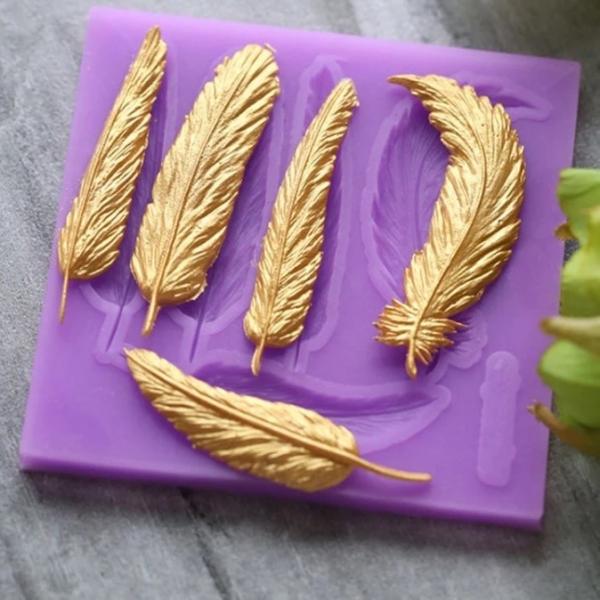 ハンドメイドに色々使えるシリコン型シリコンマットです。ー40℃から210℃まで対応！シュガークラフト、シュガーベール、レジン、樹脂粘土、チョコレート型、キャンドル型、石鹸型、オルゴナイト、アロマハイストーンなどにお使いいただけます。日本では...