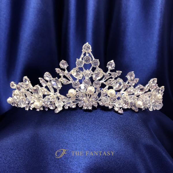 ☆素材：合金/キュービックジルコニア/パール<BR>☆ベースカラー：シルバー<BR>☆サイズ(横幅×高さ)：約15cm×5cm(ケース付き)<BR><BR>【材質】TheFantasyティアラ...