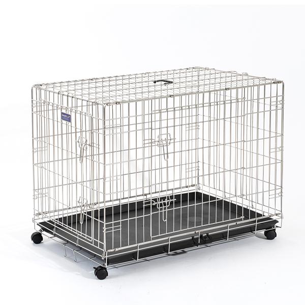 頑丈なステンレスのペットケージ。錆びにくいステンレス製ですので、水や湿気にも強く丈夫です。ケージの掃除で一番面倒なのが下のトレー部分ではないでしょうか。シンプリーメゾンのケージはトレーが引き出せるためお掃除も簡単。・スペースに合わせて縦＆横...