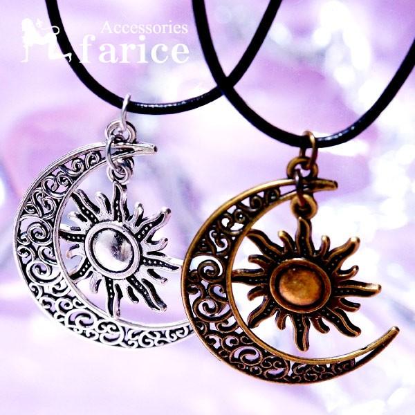 ★商品のサイズ★【全長】約4５mm【月】縦/約37mm×全幅/約25mm×厚み/約1.2mm【太陽】直径/約24mm×厚み/約1.2mm【重さ】約7.3g【レザー紐】長さ/約67cm＋アジャスター4.5cm×幅/約1.8mm★素材★合金ゴー...