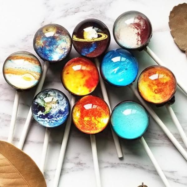 クリスマス限定のキャンディーが登場！クリスマスミックスキャンディは、カラフルな色でまとまったデザインでクリスマスツリー感を演出。見た目の可愛さはもちろん、味も美味しく出来上がりました。こちらは個包装なので、クリスマスのプレゼントに最適です。...