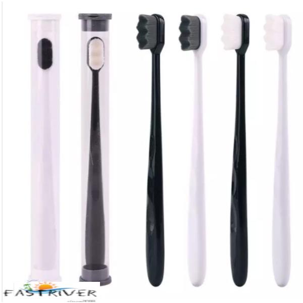 透明な柔らかめの歯ブラシ 512990.jpg