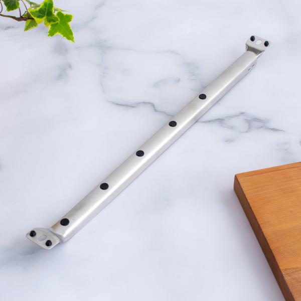 ●調理スペースを有効活用。シンクに渡して、その上にまな板を置くことで調理スペースを広く使うことができる、家事問屋のまな板受け。作業スペースが狭いキッチンも広々と使えます。●シンクサイズに合わせて伸縮でき、奥行内寸40〜48cmに設置可能です...