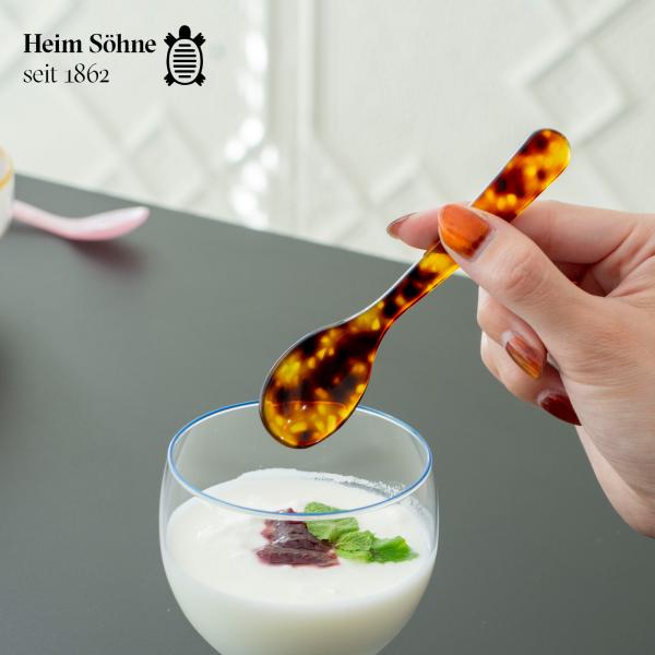 ●160年の歴史を誇るドイツの老舗メーカー、Heim Sohne（ハイムゾーネ）が手掛ける、べっ甲風のデザインが美しいエッグスプーンです。 ●ヨーグルトやシリアル、アイスクリーム・かき氷を食べるのにぴったりです。●ドイツの職人の手によって丁...